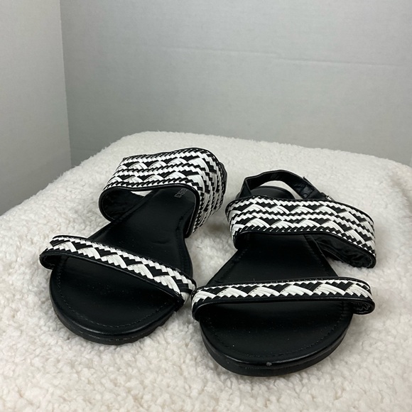 Forever 21 Black And White Aztec Print Flats - Picture 3 of 3